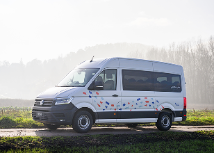 Véhicule de transport pour personne en situation d'handicap roulant sur une route suisse